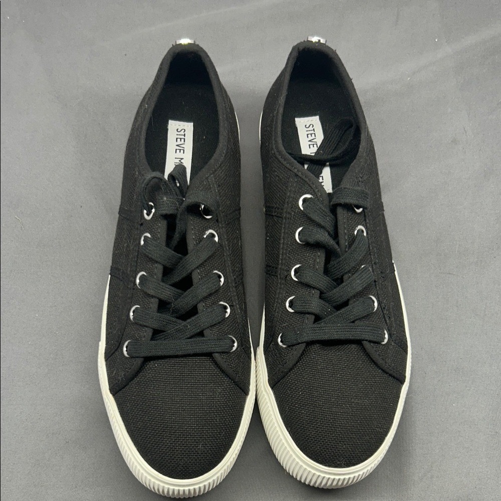 Steve Madden EMMI style Size 9M.‎  Canvas Upper